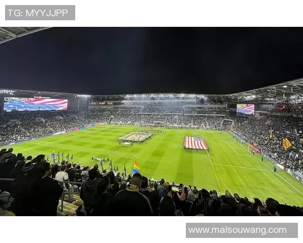 外国球星激情亲吻足球场瞬间展现热爱与荣耀的独特情感表达 外国球星激情亲吻足球场瞬间展现热爱与荣耀的独特情感表达